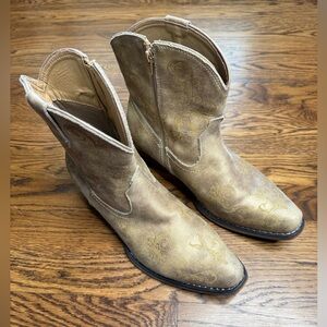 Roper Cream Tan Embroidered Suede Ankle Boots size 9.5